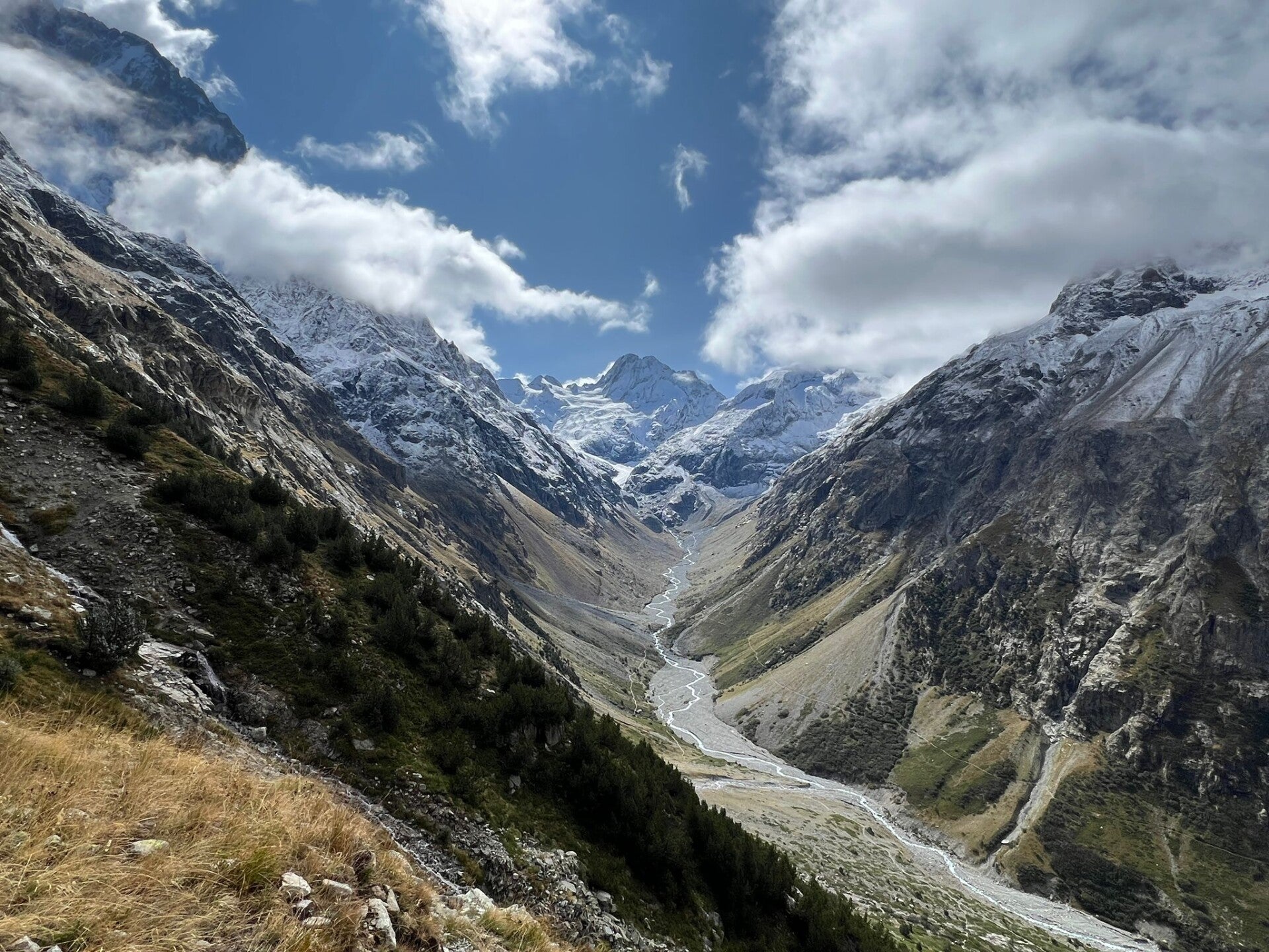 Vallée de montagne ouverte vers les sommets